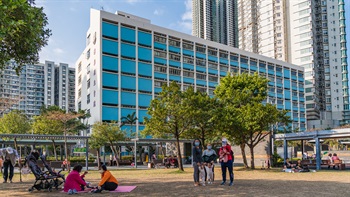 Surrounded by residential buildings and schools, Aldrich Bay Park provides the nearby residents and children with abundant open space to relax and play.